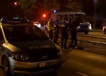 Cure snimci tuče u Berlinu: Navijači Olympiakosa napali navijače Panathinaikosa motkama i štangama. Pomogle im Delije