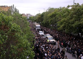 Desetine hiljada Iranaca na Raisijevoj pogrebnoj povorci