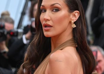 Fotografi ‘opkolili’ Bellu Hadid: Manekenka očarala Cannes u 18+ haljini