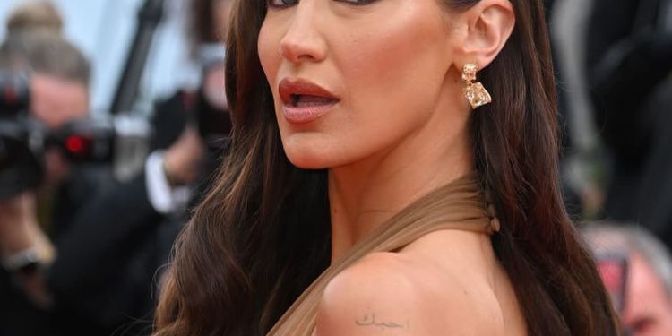 Fotografi ‘opkolili’ Bellu Hadid: Manekenka očarala Cannes u 18+ haljini