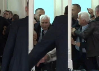 Masovni ubica iz Srbije došao na sud. Otac jedne od žrtava u suzama krenuo na njega…