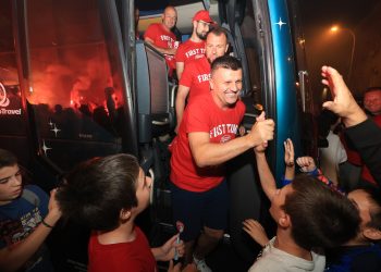 Nezapamćena noć u Kragujevcu: Spektakularan doček za Feđu Dudića, cijeli grad je bio na ulicama