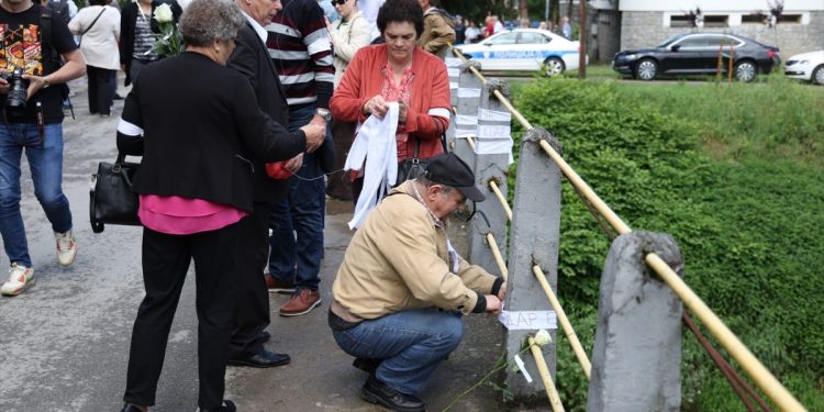 Obilježen Dan bijelih traka: Ne daj Bože nikome da nadživi svoje dijete. Izgradnja spomenika je samo do politike