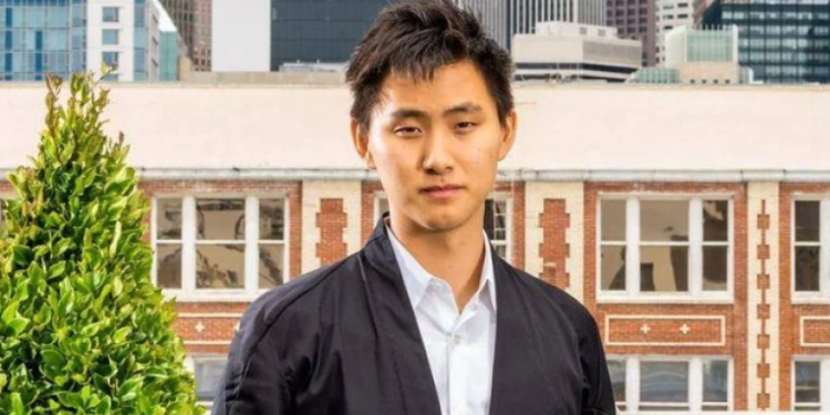 Ovo je najmlađi svjetski milijarder koji je sam zaradio svoje bogatstvo. Porede ga sa Muskom