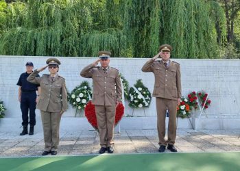 Počelo komemorativno obilježavanje godišnjice zločina na tuzlanskoj Kapiji: Položeno cvijeće u Aleji mladosti