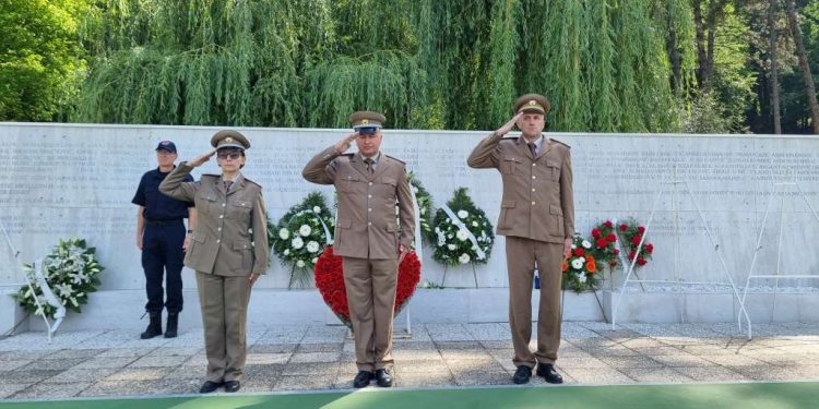 Počelo komemorativno obilježavanje godišnjice zločina na tuzlanskoj Kapiji: Položeno cvijeće u Aleji mladosti