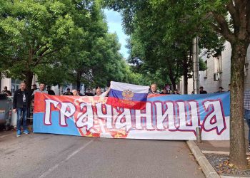 Srbi iz Crne Gore protestuju ispred zgrade Vlade zbog podrške rezoluciji o Srebrenici: ‘Provocira nove sukobe na Balkanu’