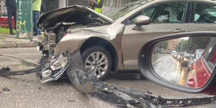 Težak udes na Grbavici. U sudaru dva vozila zabilježena veća materijalna šteta