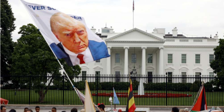 Trump izjavio da će se sigurno žaliti na “lažnu presudu” nakon historijskog suđenja