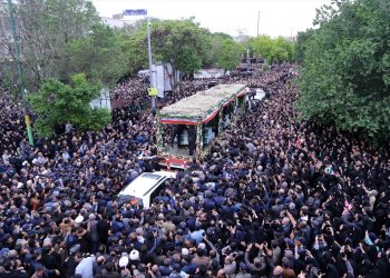 U toku sprovod Ebrahima Raisija – ali neki demonstranti ne tuguju zbog njegove smrti