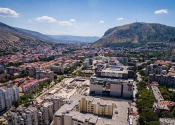 Udaranje palicama i mlaćenje patikama po glavi