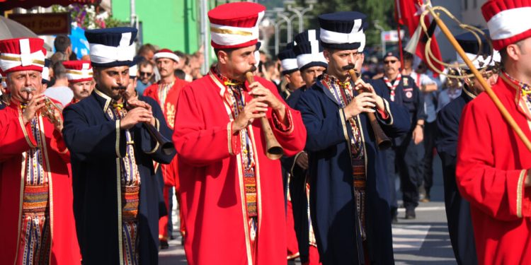 541. dani Ajvatovice: Građani ispratili defile konjanika i orkestar “Mehter” kroz Donji Vakuf