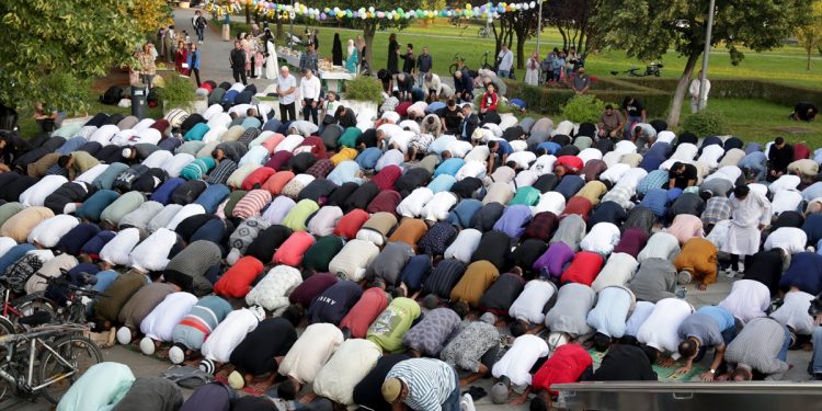 Brojni vjernici u Zagrebu klanjali bajram-namaz. Pogledajte fotografije iz Zagrebačke džamije