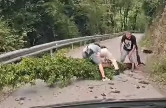 Crvenu jabuku zadesila nesvakidašnja situacija na putu. Evo šta se dogodilo