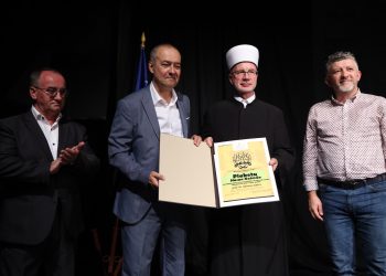 Dani Hasana Kaimije: Prof. dr. Ismetu Bušatliću uručena Povelja „Hasan Kaimija“ za životno djelo