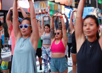Desetine ljudi na Times Squareu obilježilo Svjetski dan joge