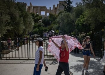 Grčku zahvatio toplotni val: Vlada zatvorila škole, obustavila rad. Turisti ne mogu u Akropolj