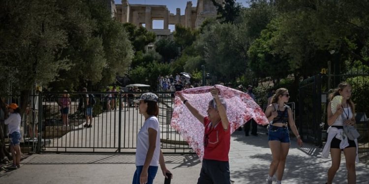 Grčku zahvatio toplotni val: Vlada zatvorila škole, obustavila rad. Turisti ne mogu u Akropolj