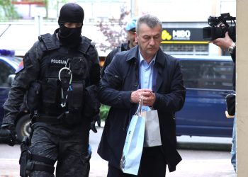 Hadžibajrić je nakon penzionisanja trebao dobiti od Karišika milionsku zgradu u ulici Goruša