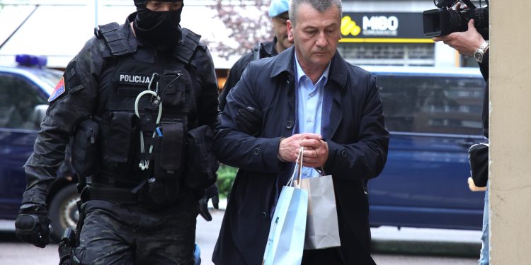 Hadžibajrić je nakon penzionisanja trebao dobiti od Karišika milionsku zgradu u ulici Goruša