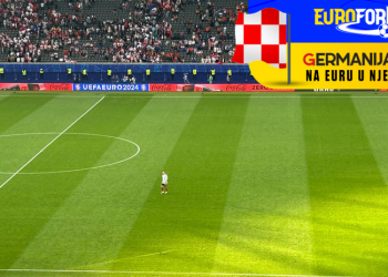 Jedan je reprezentativac Španije izašao sam na teren da pozdravi navijače Hrvatske. Stadion je ustao na noge