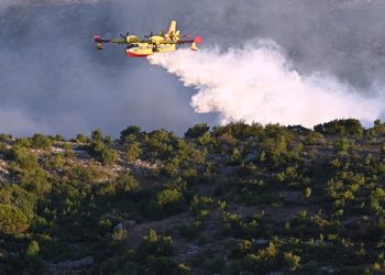 Kanaderi gase požar iznad Hvara, problem bi mogla biti sve jača bura