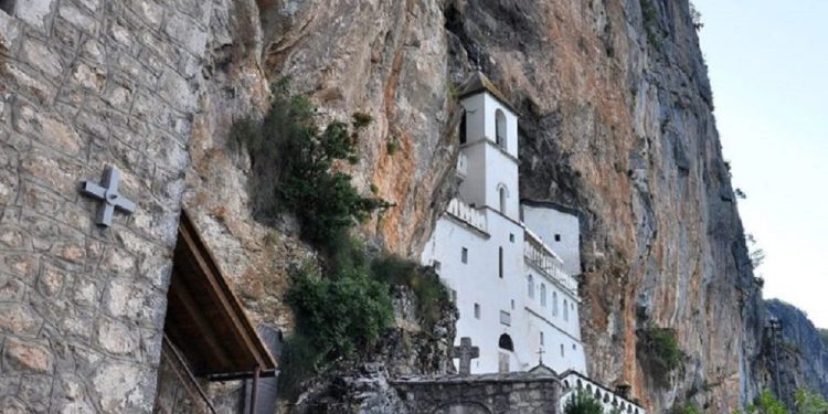 Krađa u crnogorskom manastiru Ostrog: Žena ukrala 500 eura i nakit vrijednosti 200 eura
