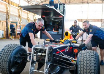 Mehaničari Red Bull Racinga servisirali bolid RB7. Spreman Showrun u Sarajevu