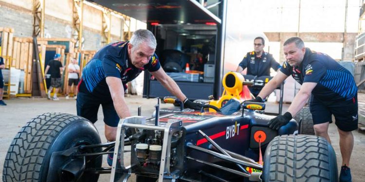 Mehaničari Red Bull Racinga servisirali bolid RB7. Spreman Showrun u Sarajevu
