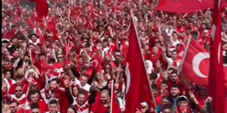 Navijači Turske napravili ludnicu na ulicama Dortmunda uoči utakmice sa Portugalom