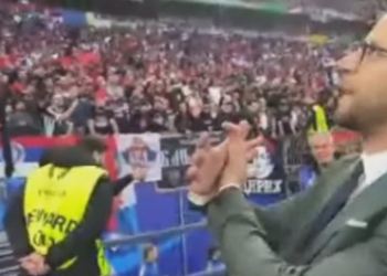 Novinar s Kosova pokazivao srbijanskim navijačima dvoglavog orla. Pogledajte njihovu reakciju