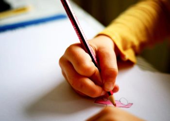 Ovako danas izgleda obrazovanje: Učeniku zaključena ocjena 4, mama mu došla u školu i prijetila