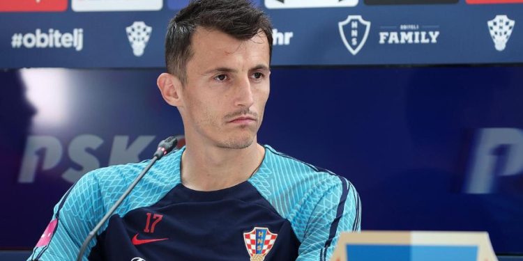 Rođen u Zenici jer nije bilo bolnice u Žepču, studira ekonomiju, a na Euru je glavna uzdanica komšija
