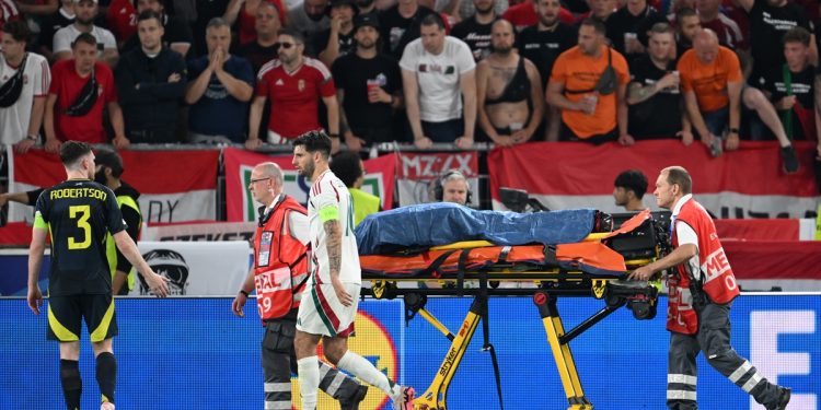 Svi su se uhvatili za glavu. Mađarski igrač ležao nekoliko minuta na terenu nakon strašnog sudara sa golmanom