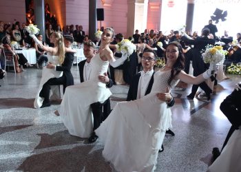 U Vijećnici počeo Austrijski bal. Bajka će trajati do ranih jutarnjih sati, pogledajte dio atmosfere