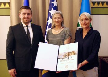 U Vijećnici uručeno priznanje “Plaketa Grada Sarajeva” kćerki dobitnika prof. dr. Ljubiše Zečevića