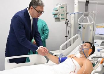 Vučić posjetio povrijeđenog policajca: Nećemo imati milosti prema terorizmu