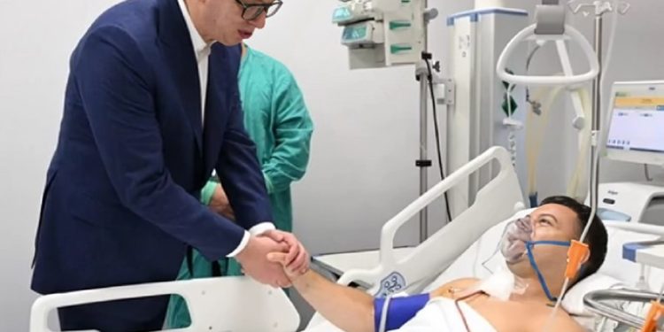 Vučić posjetio povrijeđenog policajca: Nećemo imati milosti prema terorizmu