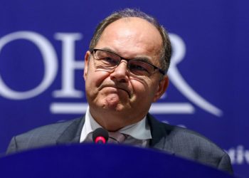 Vučićev tabloid napao Schmidta: ‘Potpaljuje vatru…’