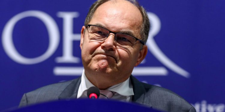 Vučićev tabloid napao Schmidta: ‘Potpaljuje vatru…’