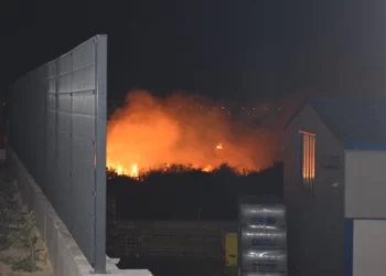 Buknuo veliki požar pored Splita. Na terenu 106 vatrogasaca i 39 vozila