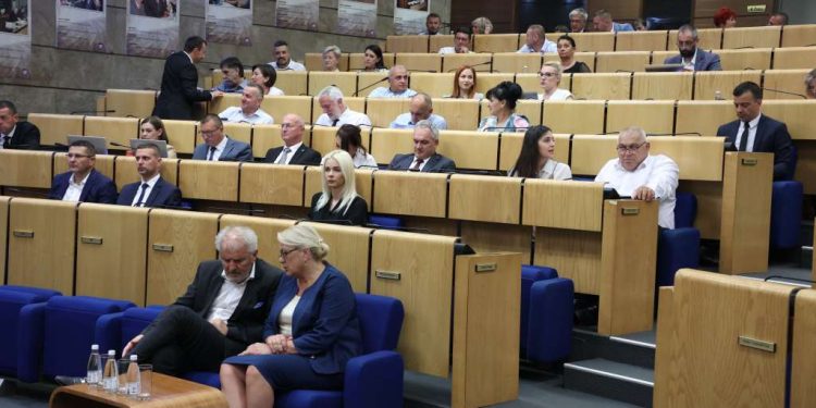 Dom naroda Parlamenta FBiH usvojio izmjene Zakona o materijalnoj podršci porodica s djecom