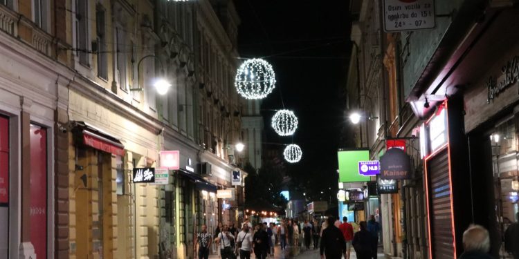 Fizički obračun u centru Sarajeva: Dvojica muškaraca se potukla, jedan ostao ležati. Evo šta kažu iz MUP-a