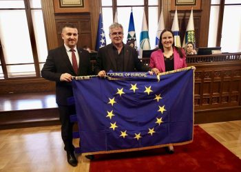 Gradonačelnica Benjamina Karić, uime Grada Sarajeva, primila ‘Zastavu časti’ Vijeća Evrope