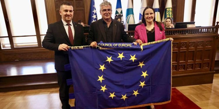 Gradonačelnica Benjamina Karić, uime Grada Sarajeva, primila ‘Zastavu časti’ Vijeća Evrope