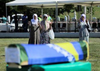 Ispraćaj tabuta iz Identifikacionog centra Šejkovača: Ubijeni 1992. na području Korićanskih stijena, Čarakova i Kozarca