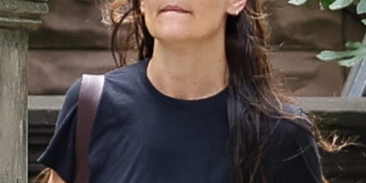 Katie Holmes viđena s modricom ispod oka i natečenim licem, sakrivala se ispod kape