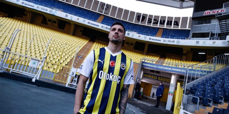 Krunić ima ponude da se vrati u Italiju, ali i da ode kod bivšeg trenera u Saudijsku Arabiju