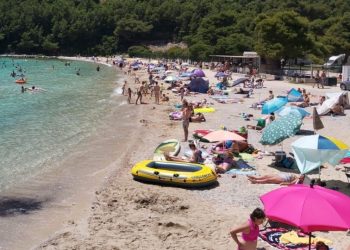 Ljudi sve češće na plažu nose teglu sa brašnom. Evo zašto