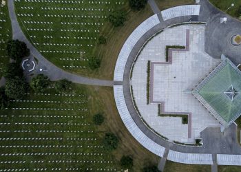 Mezarje Memorijalnog centra Srebrenica iz zraka: Bijeli nišani svjedoci genocida nad Bošnjacima